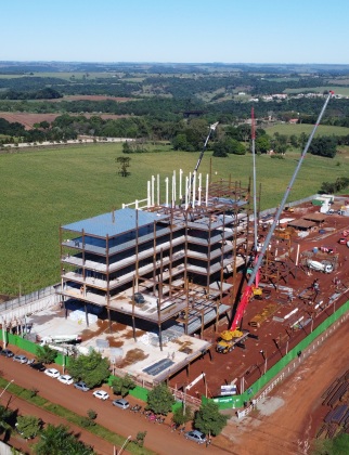 Cooperativa avança etapas da obra do hospital durante instalação da estrutura metálica